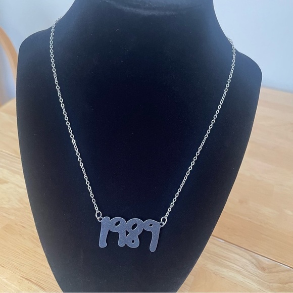 NWT “1989” Inspired Accent Necklace – Perfect for Music Lovers and Fans - Picture 4 of 5